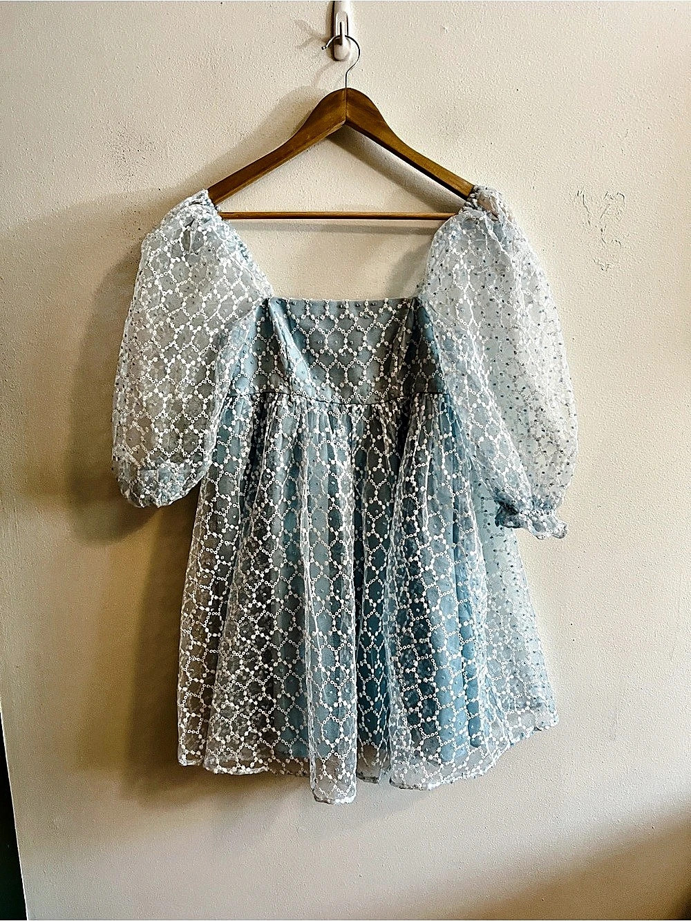 storia baby blue lace detail & puff sleeve dress
Like New